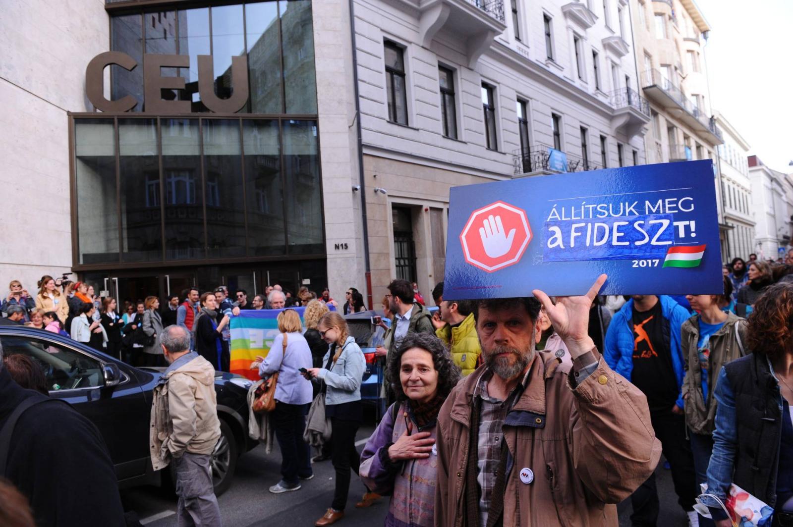 Tüntetés a CEU ellehetetlenítése ellen