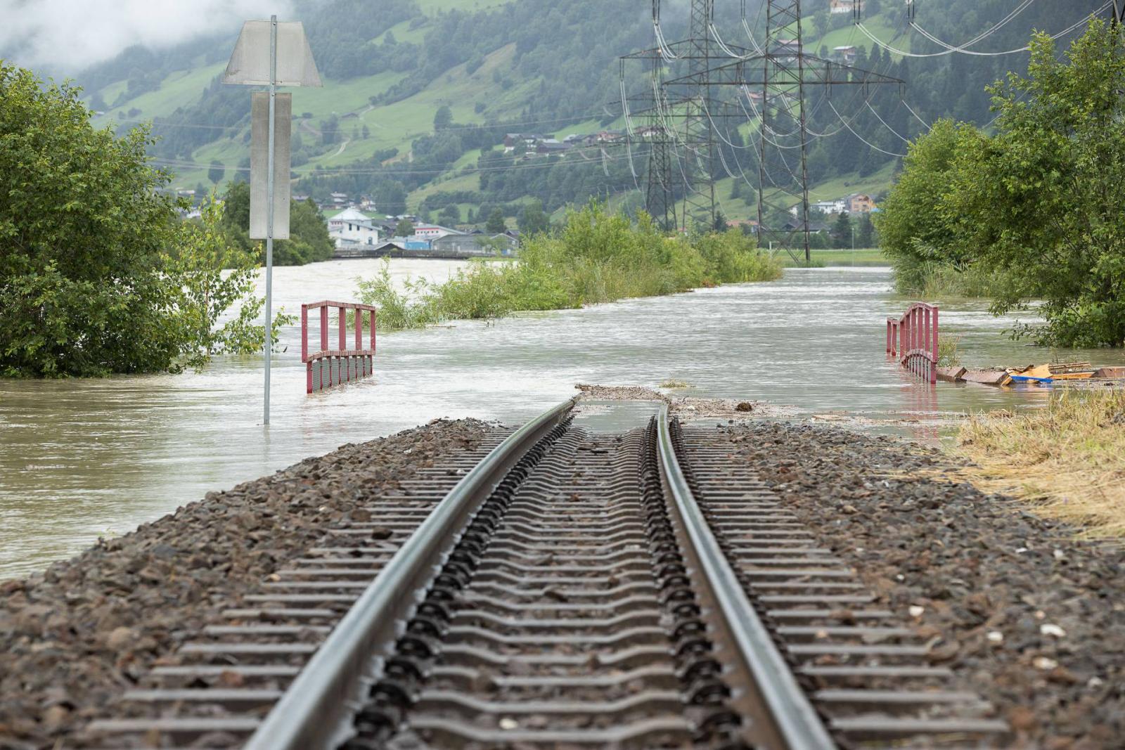 Salzburg mellett víz alá kerültek a sínek