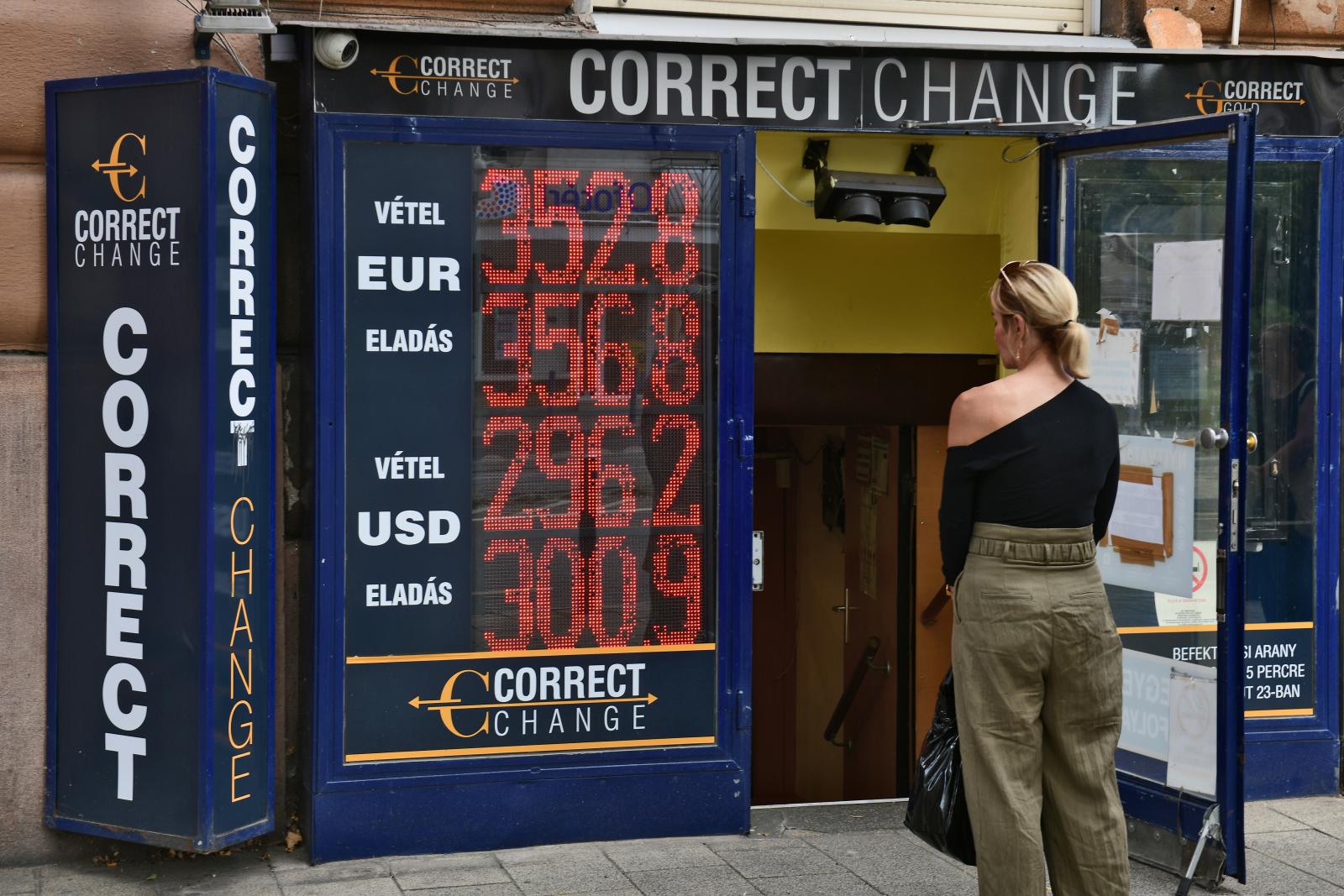 Erősödött, ötéves csúcs közelében jár a forint