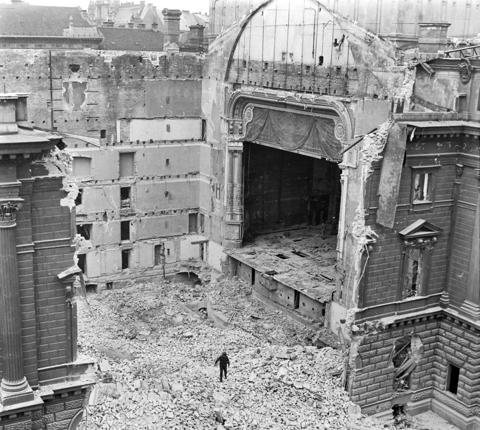 A felrobbantott Blaha Lujza téri Nemzeti Színház romjai 1965-ben