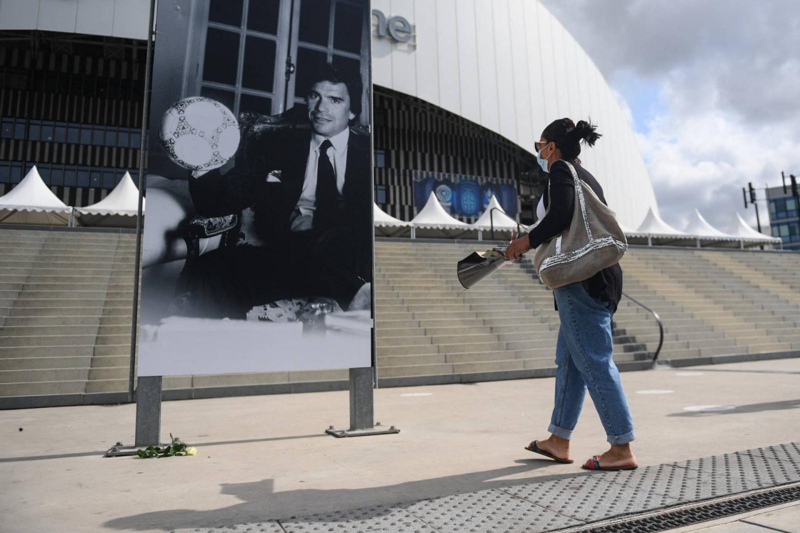 Megemlékező a Marseille stadionjánál.