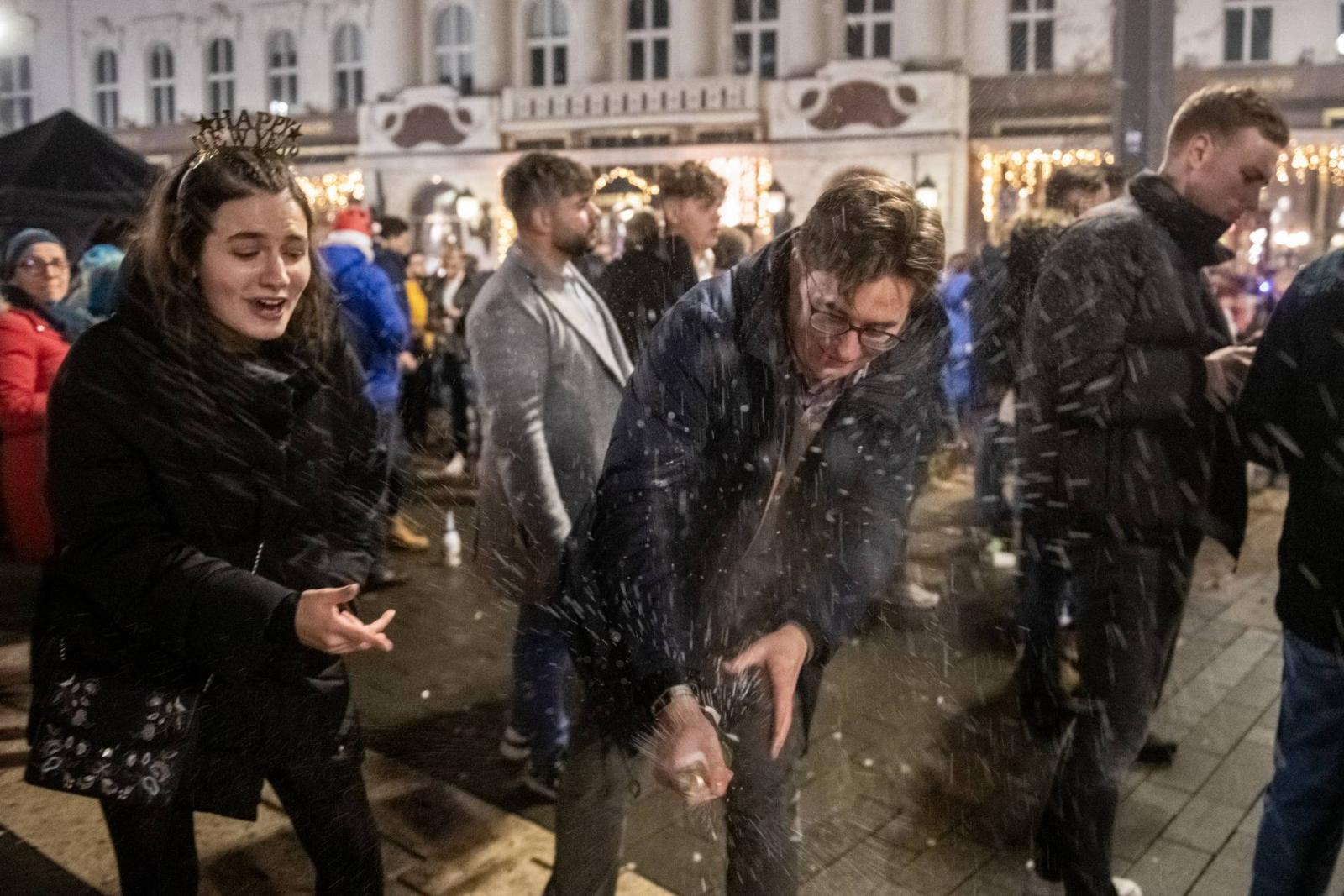 Újévköszöntő utcabál Budapest belvárosában, a Deák tér és Vörösmarty tér környékén.