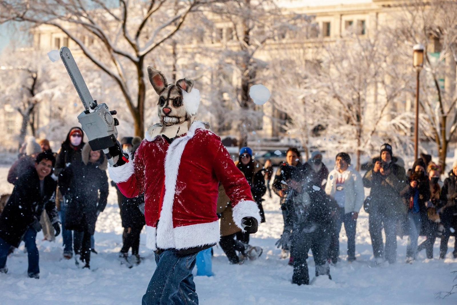 Az emberek hatalmas hógolyócsatát vívnak a National Mallon, miután egy váratlan hóvihar nagyjából 8 hüvelyknyi havat zúdított Washingtonra.