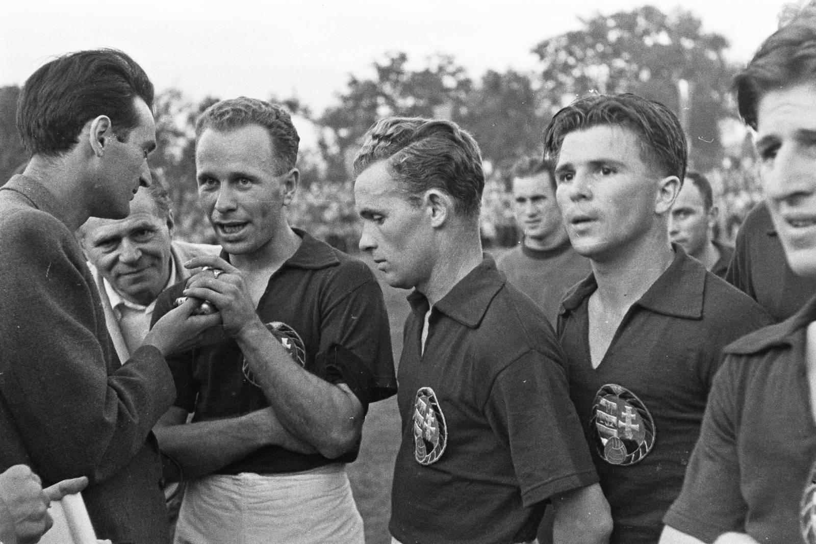 Szepesi György sportriporternek nyilatkozik Balogh II Sándor, mellette Lakat Károly, Puskás Ferenc és Czibor Zoltán. 1949.