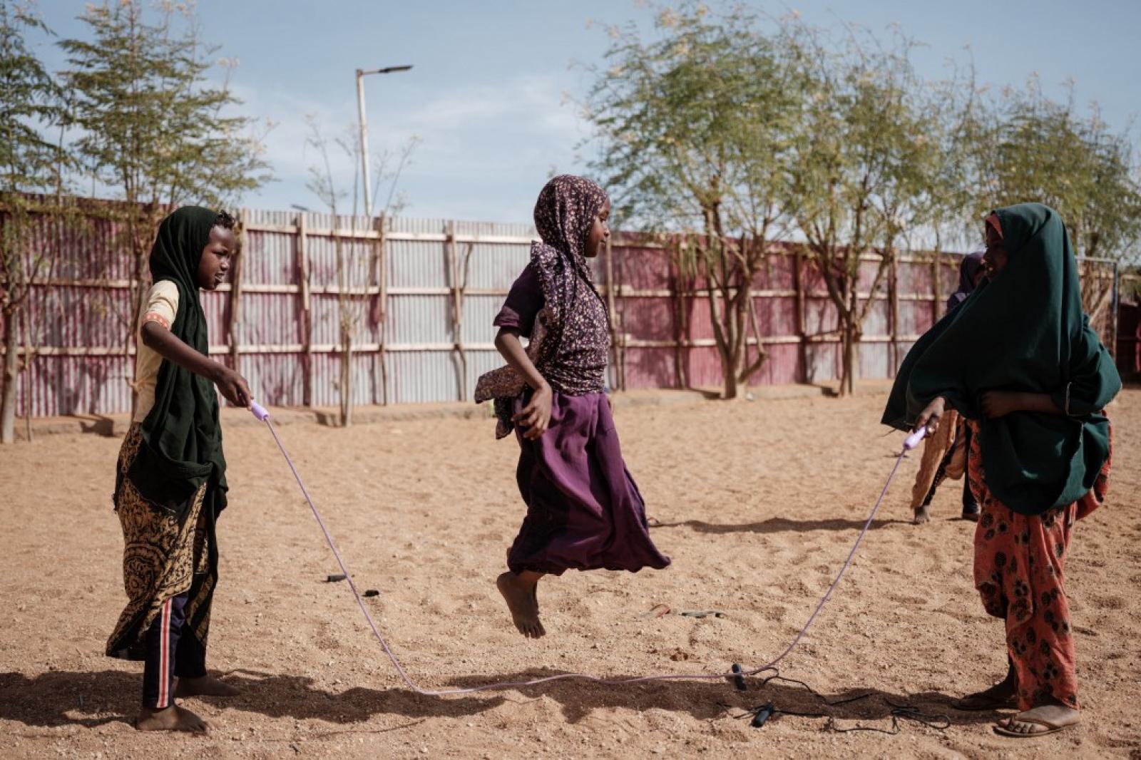 <p>Bulley Hassanow Alliyow  vizet ad a gyermekének a szomáliai Baidoa városában lévő Tawkal 2 Dinsoor menekülttáborban 2022. február 14-én.</p>