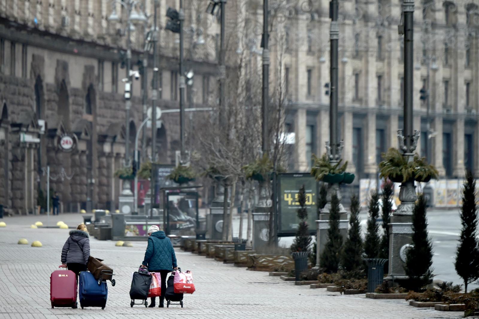 A tér látképe a megrongálódott helyi városháza előtt 2022. március 1-jén Harkovban, amely az orosz csapatok ágyúzása következtében megsemmisült.