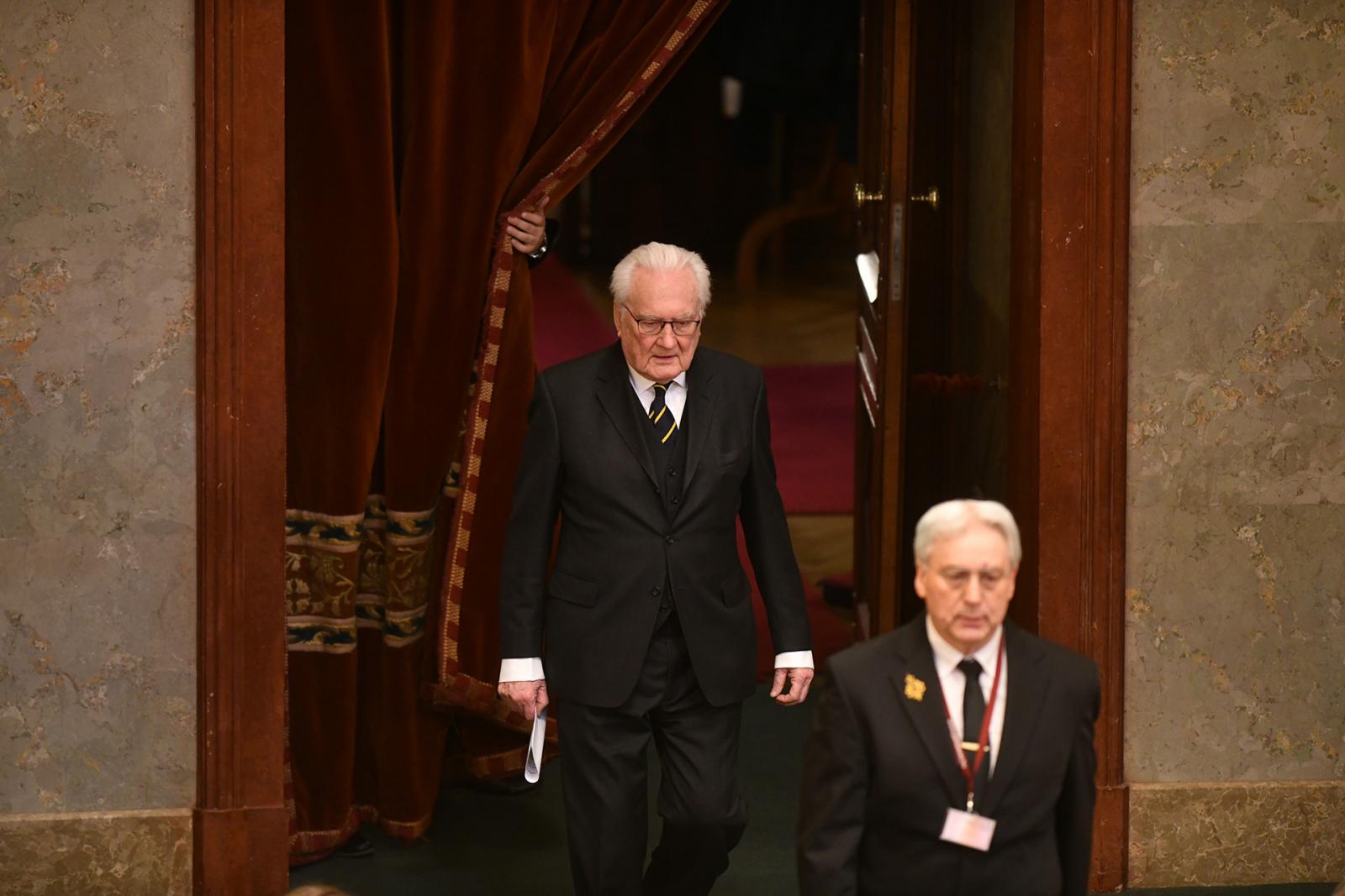 Róna Péter: Honnan arrogálta magának a hatalom, hogy a kétharmad az alkotmányozó többség?