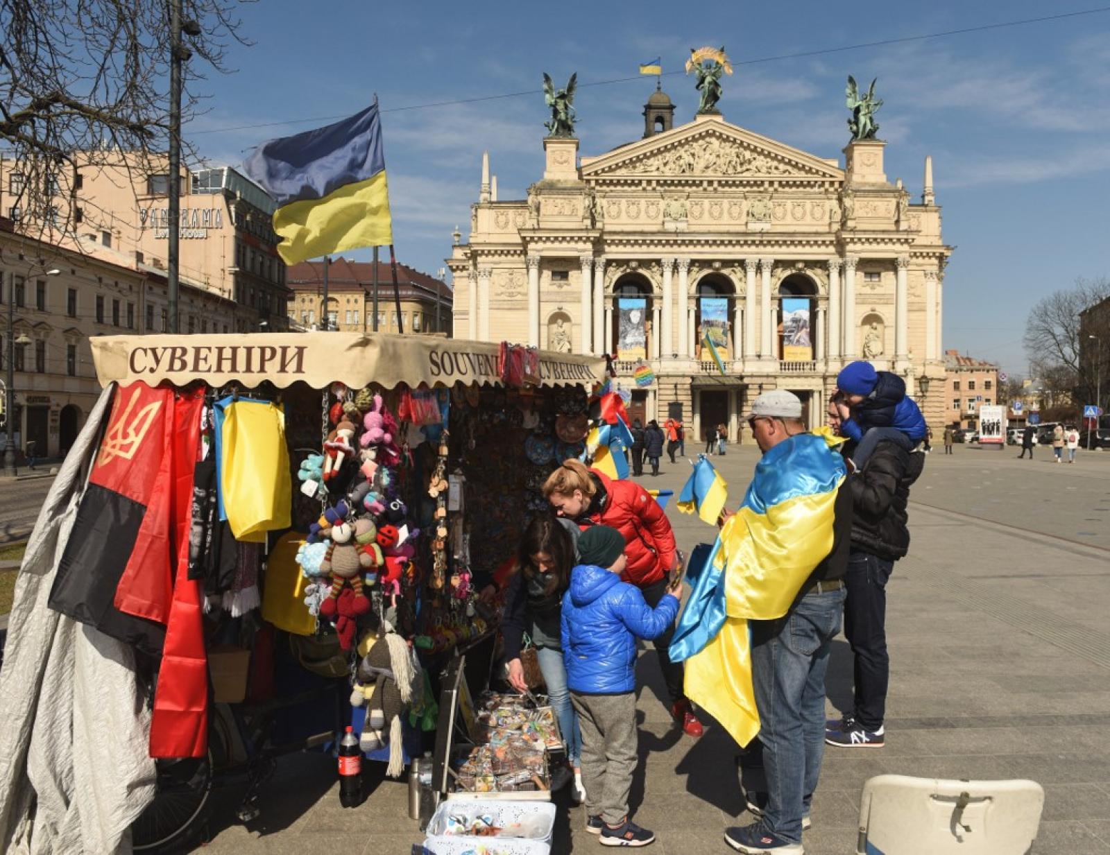 Egy ukrán katona sétál a törmelékek között a Retroville bevásárlóközpontban a fővárostól északnyugatra fekvő Kijevet ért orosz támadás után 2022. március 21-én.