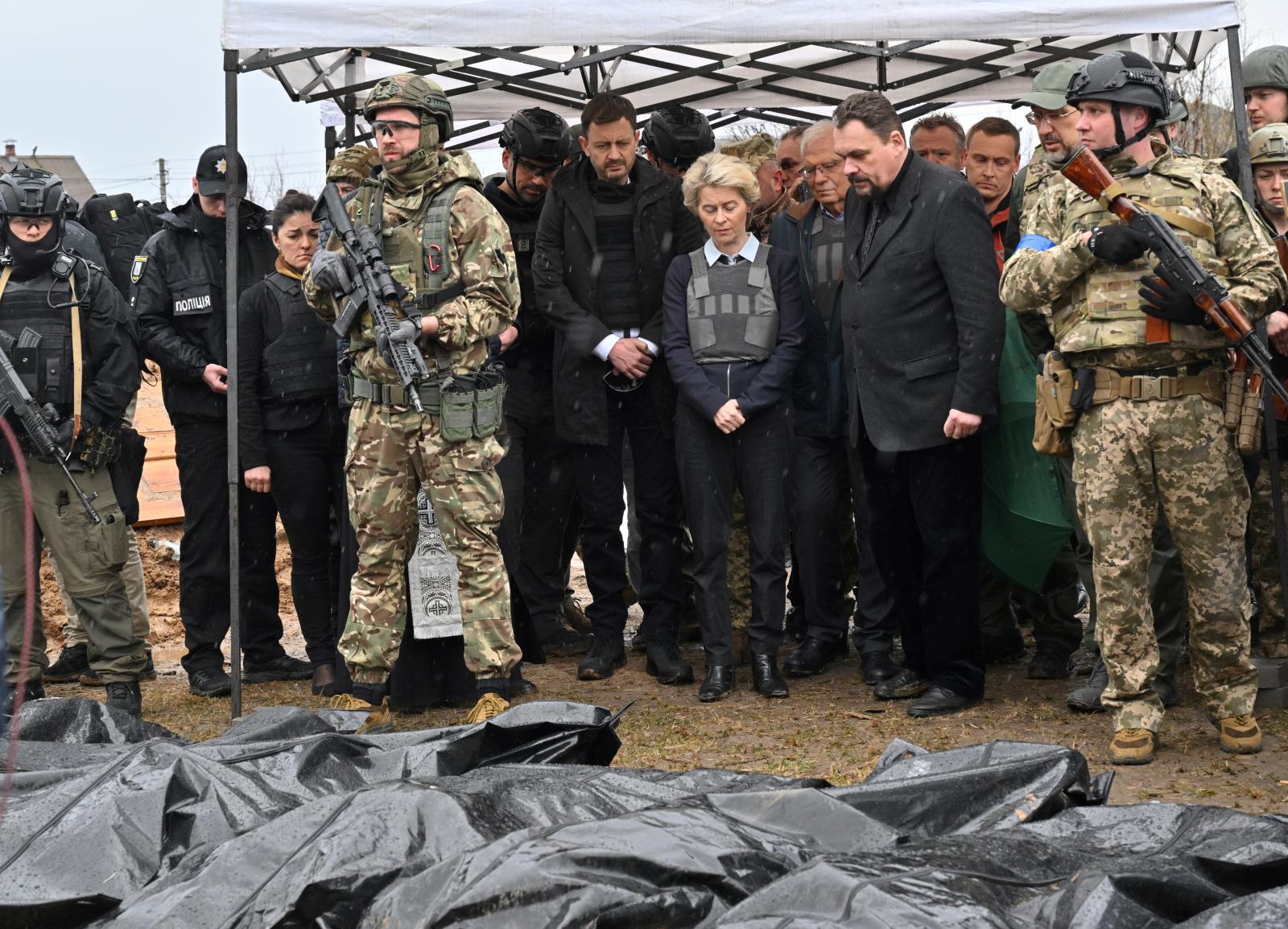 Von der Leyen a bucsai tömegmészárlás helyszínén. 