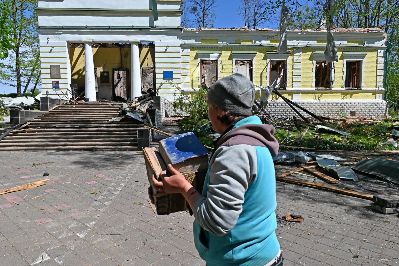 Ukrán katonák viszik az orosz csapatokkal vívott harcban elesett csapattársuk, Ruszlan Borovyk koporsóját a gyászszertartás után a kijevi Szent Mihály Aranykupolás székesegyházban 2022. május 4-én.