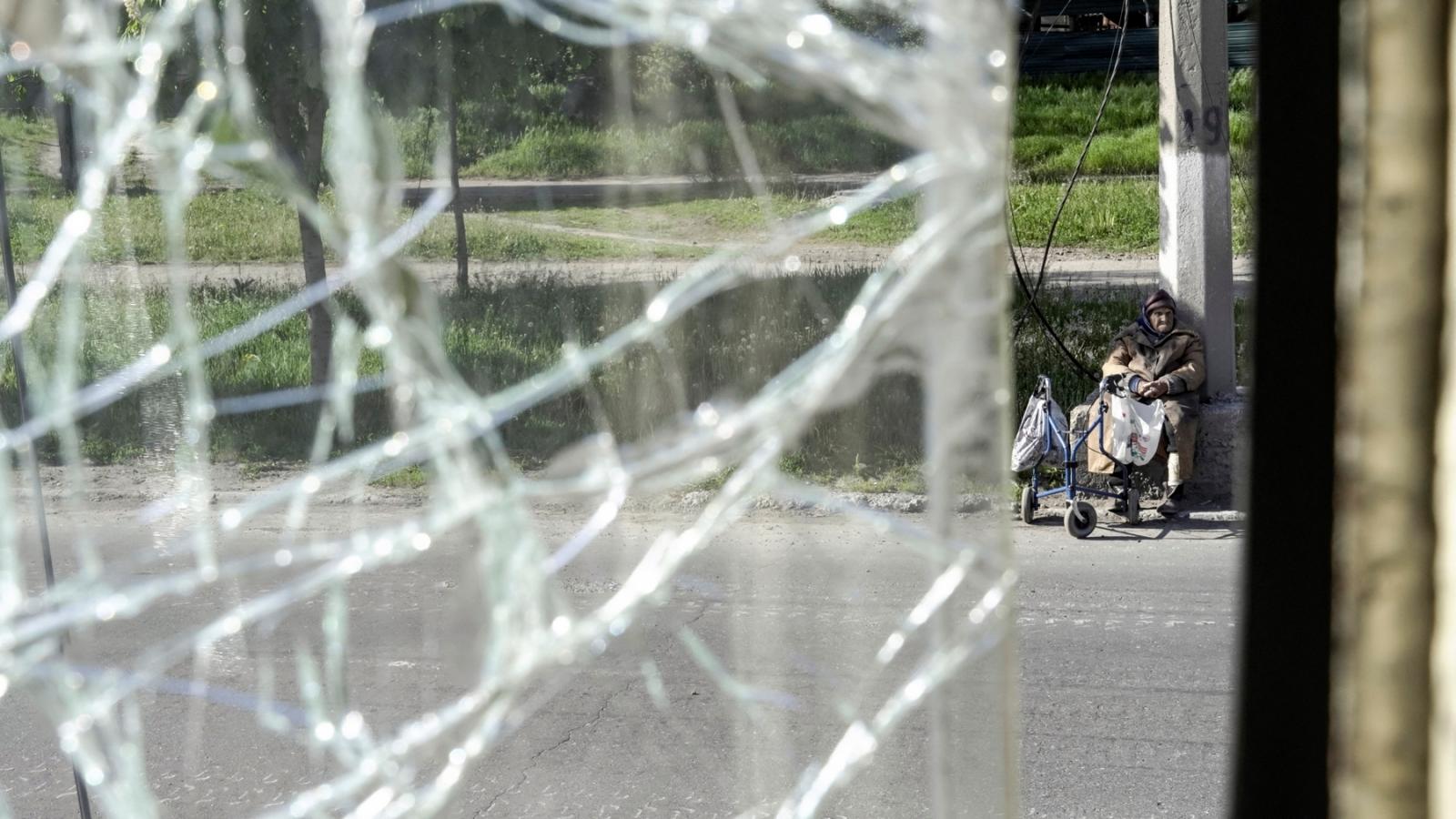 Ukrán katonák viszik az orosz csapatokkal vívott harcban elesett csapattársuk, Ruszlan Borovyk koporsóját a gyászszertartás után a kijevi Szent Mihály Aranykupolás székesegyházban 2022. május 4-én.