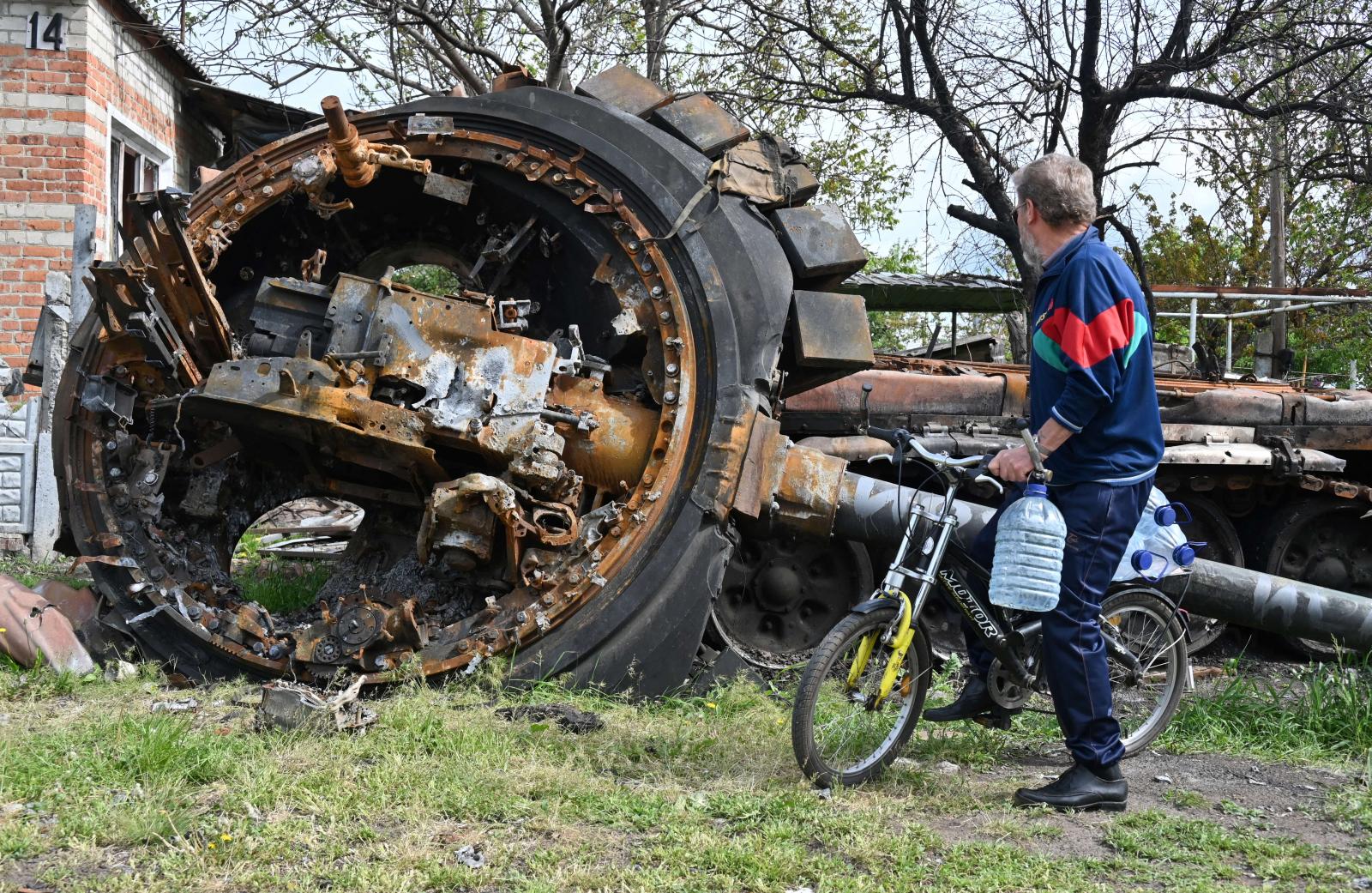 A 2022. május 21-én készült fotón egy madár száll egy ukrán zászlóra a kelet-ukrajnai Bezljudivkában lévő 18-as számú harkivi temető katonai részlegén.