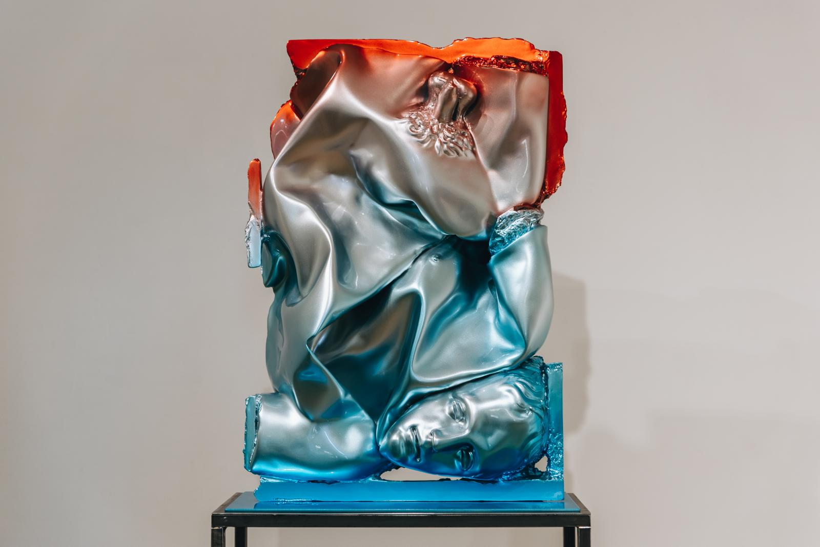 A legújabb szobrait szó szerint keretbe foglalja