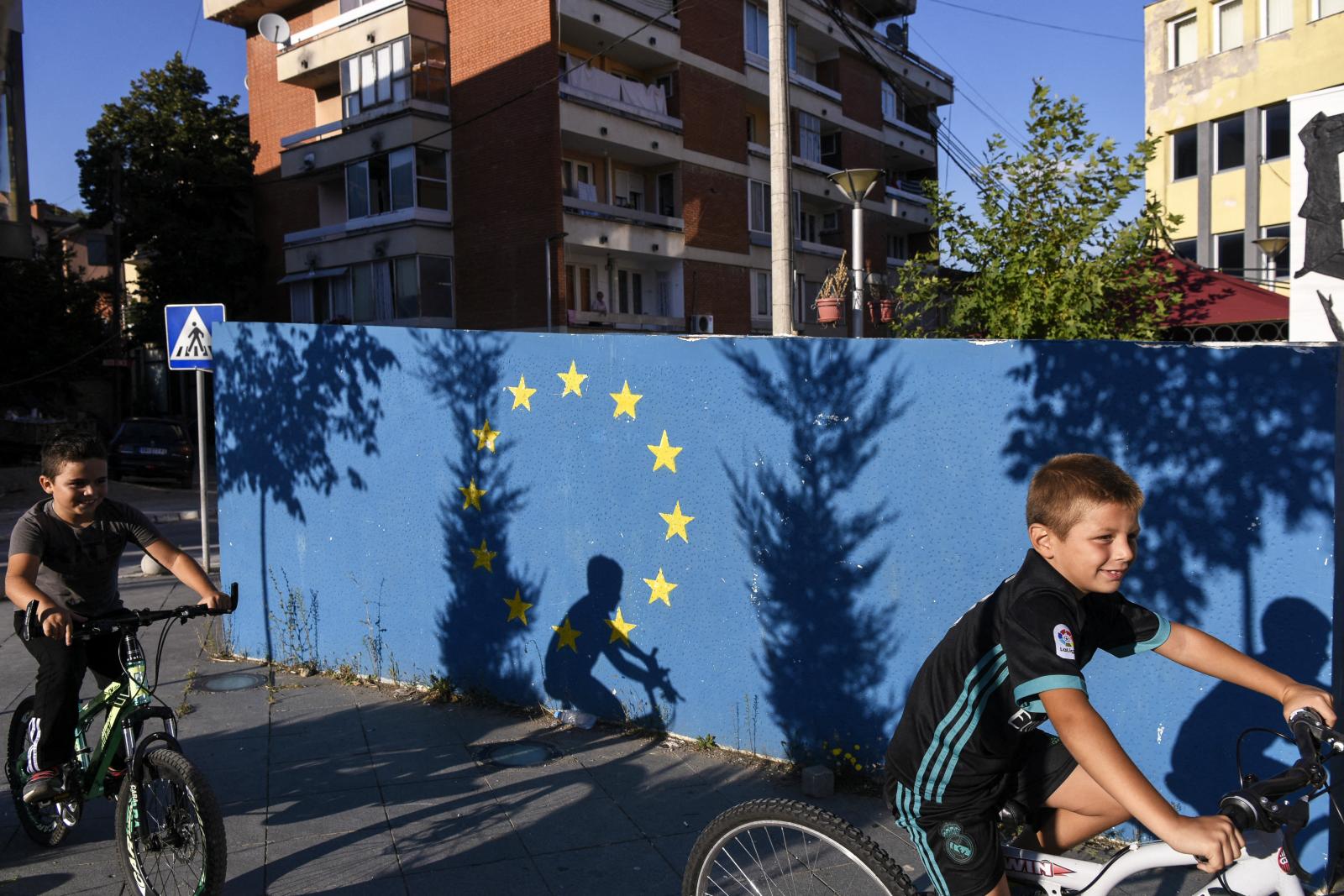 A belépésre váró balkáni országokban főleg a fiatalok kedvelik az EU-t