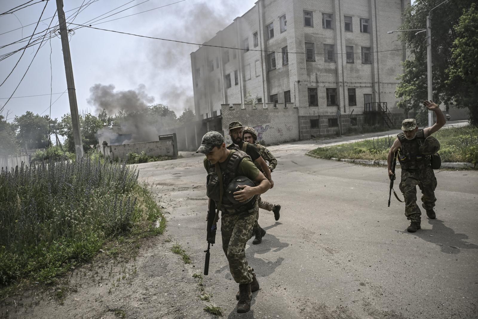 Ukrán katonák tüzelnek egy francia önjáró 155 mm/52 kaliberű Caesar löveggel orosz állások felé a frontvonalon a kelet-ukrajnai Donbász régióban 2022. június 15-én.