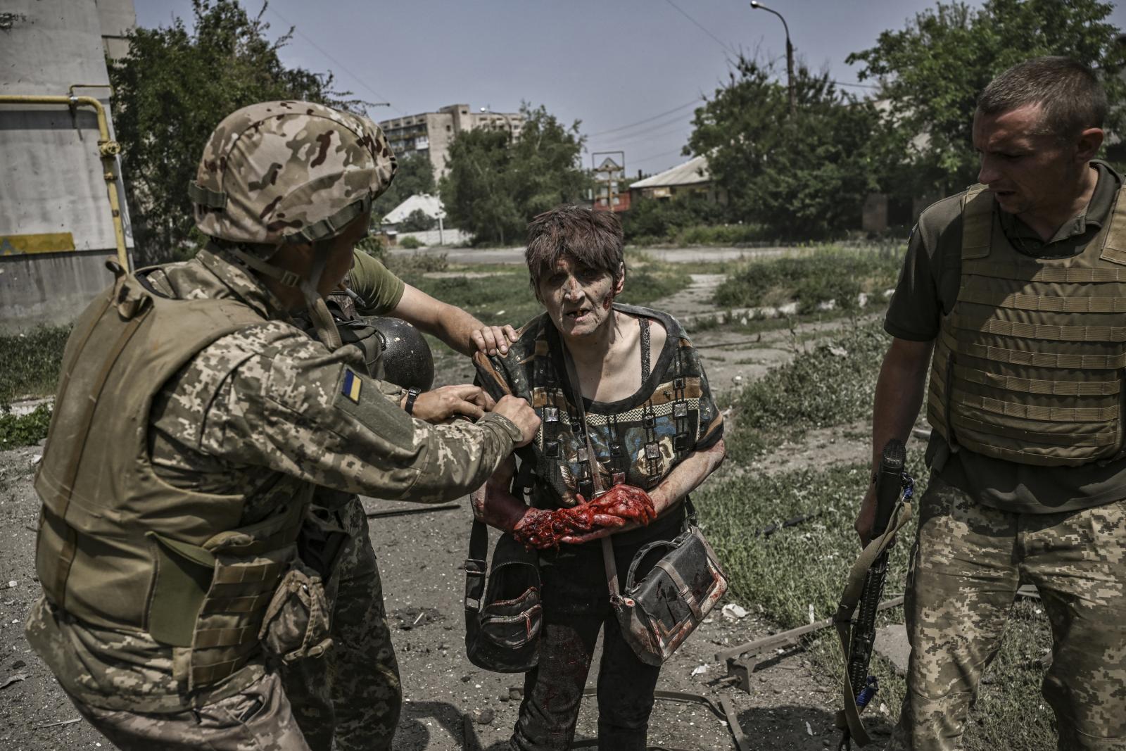 Ukrán katonák tüzelnek egy francia önjáró 155 mm/52 kaliberű Caesar löveggel orosz állások felé a frontvonalon a kelet-ukrajnai Donbász régióban 2022. június 15-én.