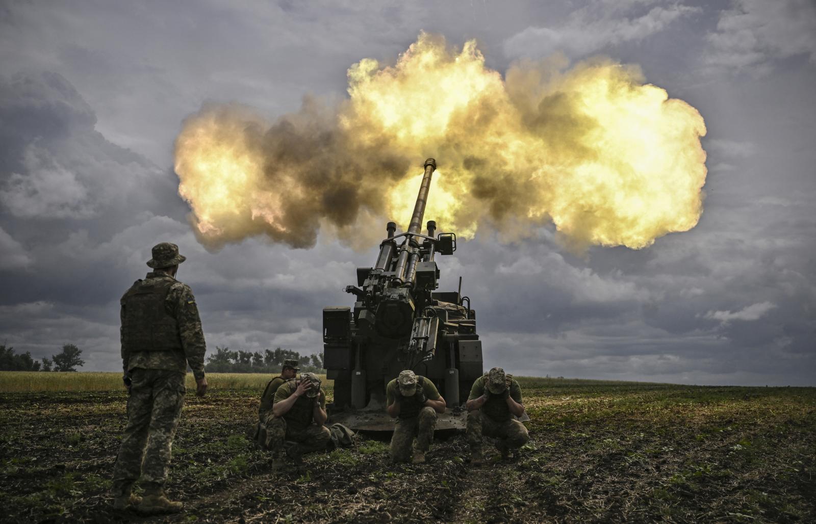 Ukrán katonák tüzelnek egy francia önjáró 155 mm/52 kaliberű Caesar löveggel orosz állások felé a frontvonalon a kelet-ukrajnai Donbász régióban 2022. június 15-én.