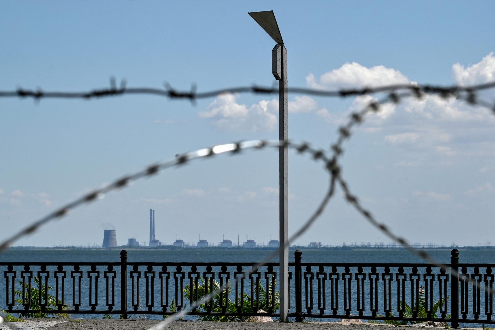 A zaporizzsjai atomerőmű hűtőtornyai. 