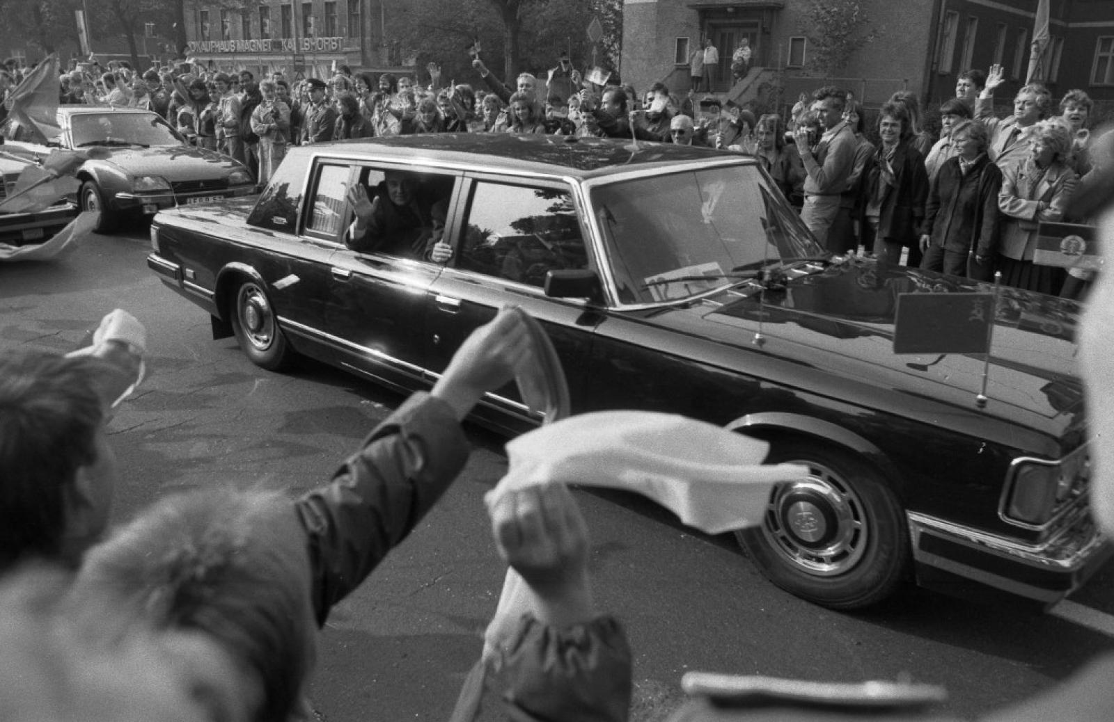 Mihail Gorbacsov, a Szovjetunió volt elnöke Serge Mangin francia művész mellszobrát nézi, miután leleplezte azt a vendégek előtt Berlinben 2009. november 9-én, amikor Németország a berlini fal leomlásának 20. évfordulóját ünneplik.