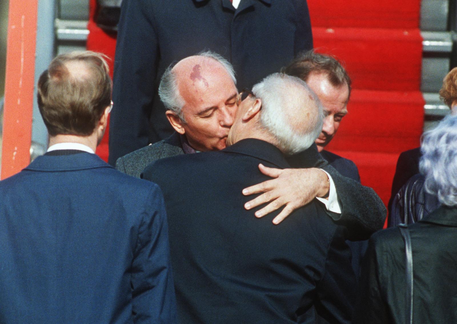 Mihail Gorbacsov, a Szovjetunió volt elnöke Serge Mangin francia művész mellszobrát nézi, miután leleplezte azt a vendégek előtt Berlinben 2009. november 9-én, amikor Németország a berlini fal leomlásának 20. évfordulóját ünneplik.