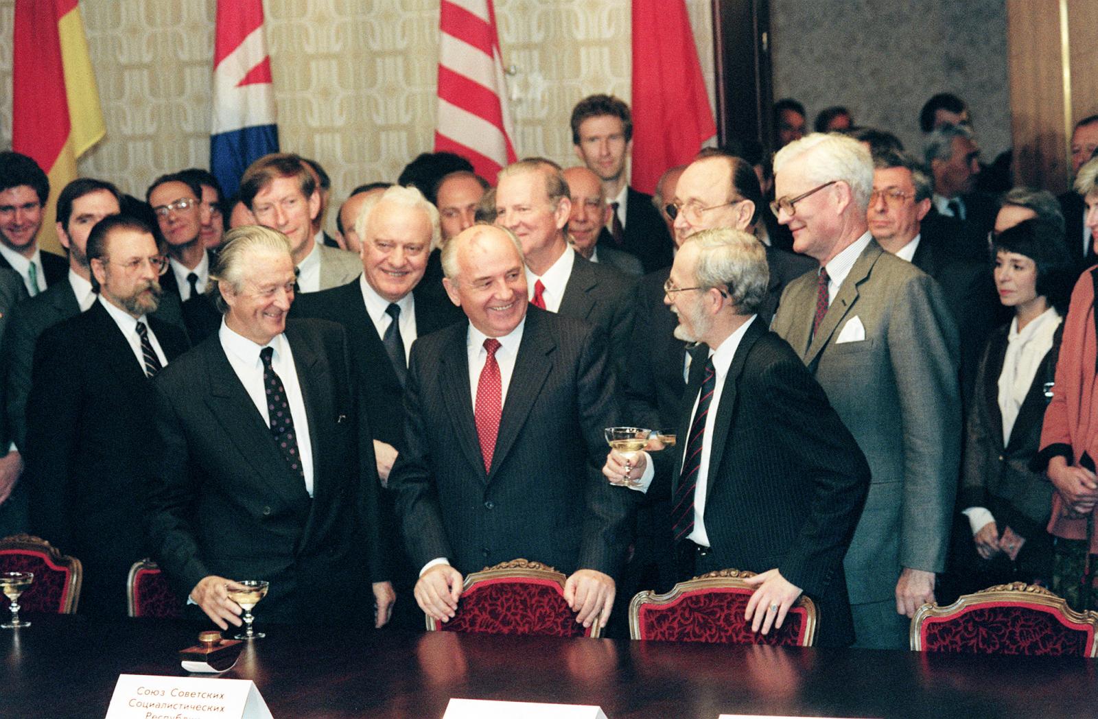 Mihail Gorbacsov, a Szovjetunió volt elnöke Serge Mangin francia művész mellszobrát nézi, miután leleplezte azt a vendégek előtt Berlinben 2009. november 9-én, amikor Németország a berlini fal leomlásának 20. évfordulóját ünneplik.