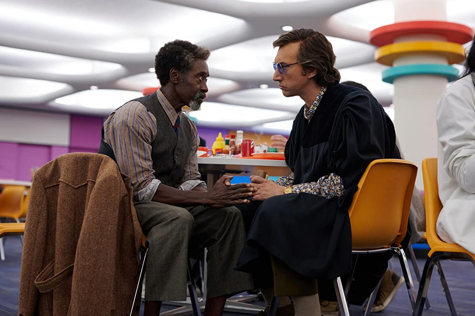 Don Cheadle és Adam Driver a White Noise című filmben