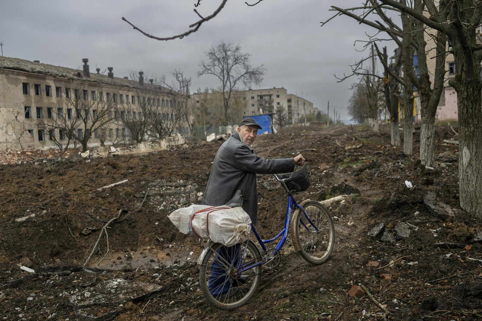 Egy ukrán tüntető tartja a tryzubot, Ukrajna címerét a Szolidaritás Ukrajnával tüntetésen a krakkói Fő piactéren, az ukrajnai orosz invázió 264. napján.