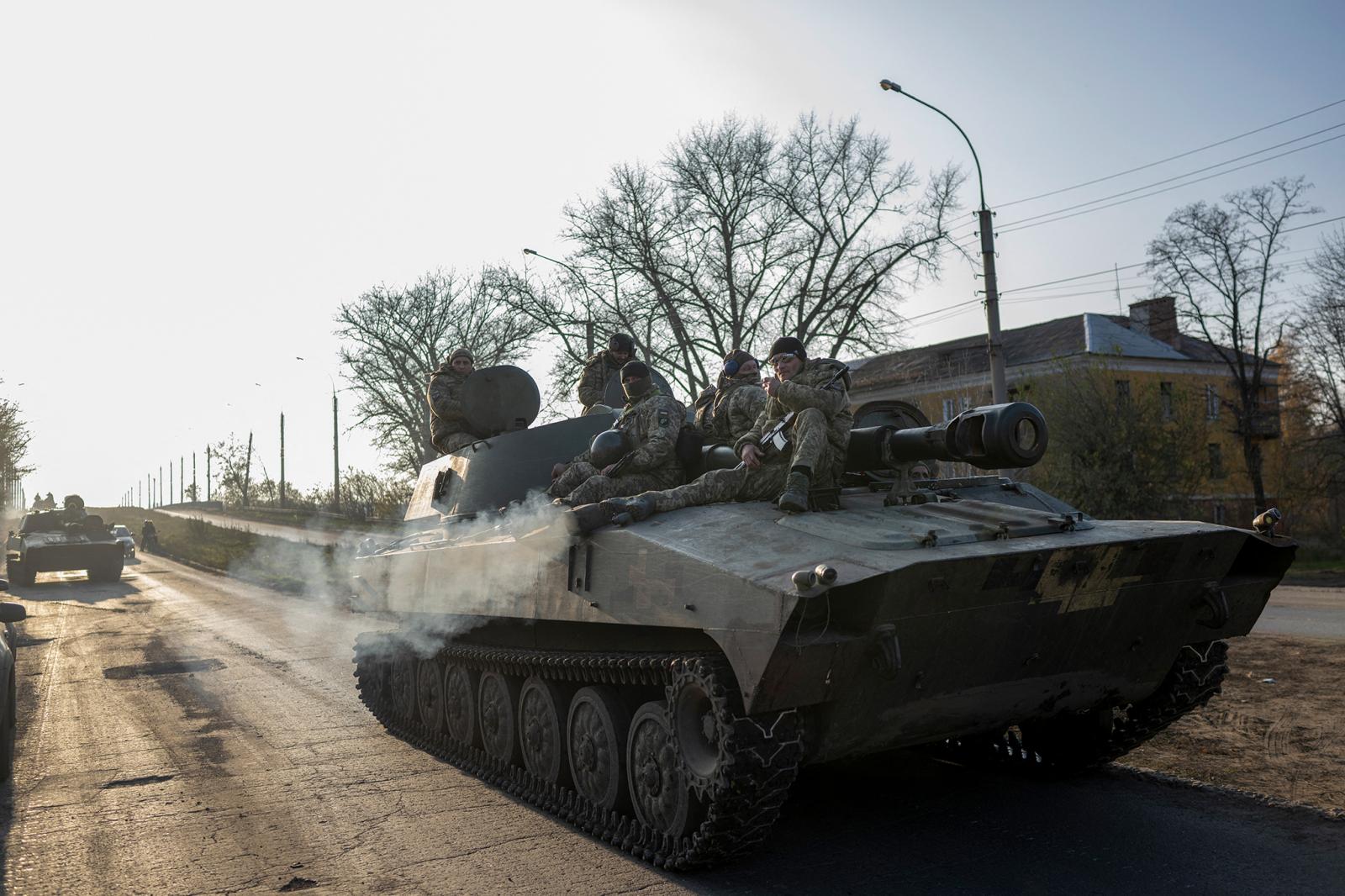 Egy ukrán tüntető tartja a tryzubot, Ukrajna címerét a Szolidaritás Ukrajnával tüntetésen a krakkói Fő piactéren, az ukrajnai orosz invázió 264. napján.