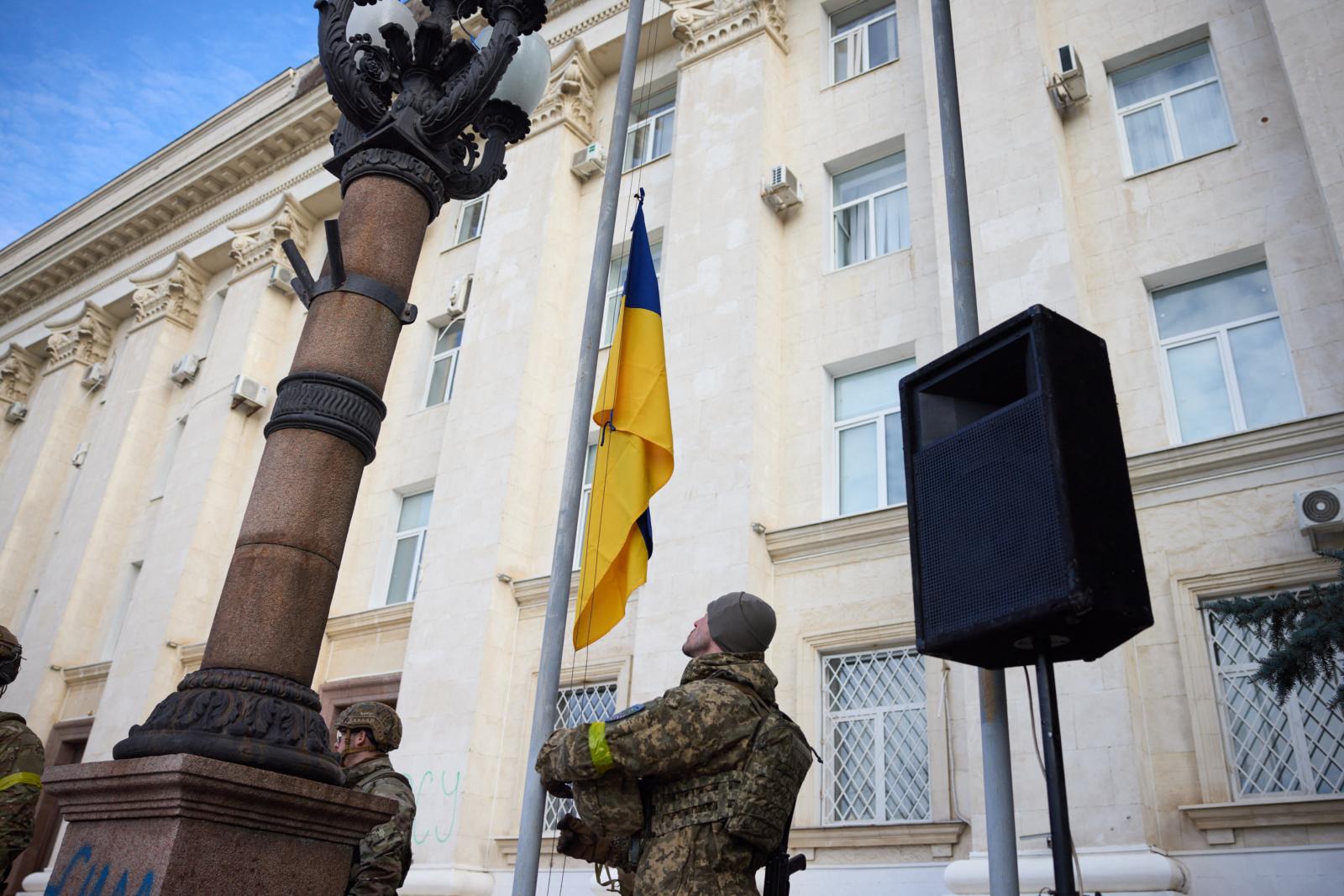 Egy ukrán tüntető tartja a tryzubot, Ukrajna címerét a Szolidaritás Ukrajnával tüntetésen a krakkói Fő piactéren, az ukrajnai orosz invázió 264. napján.