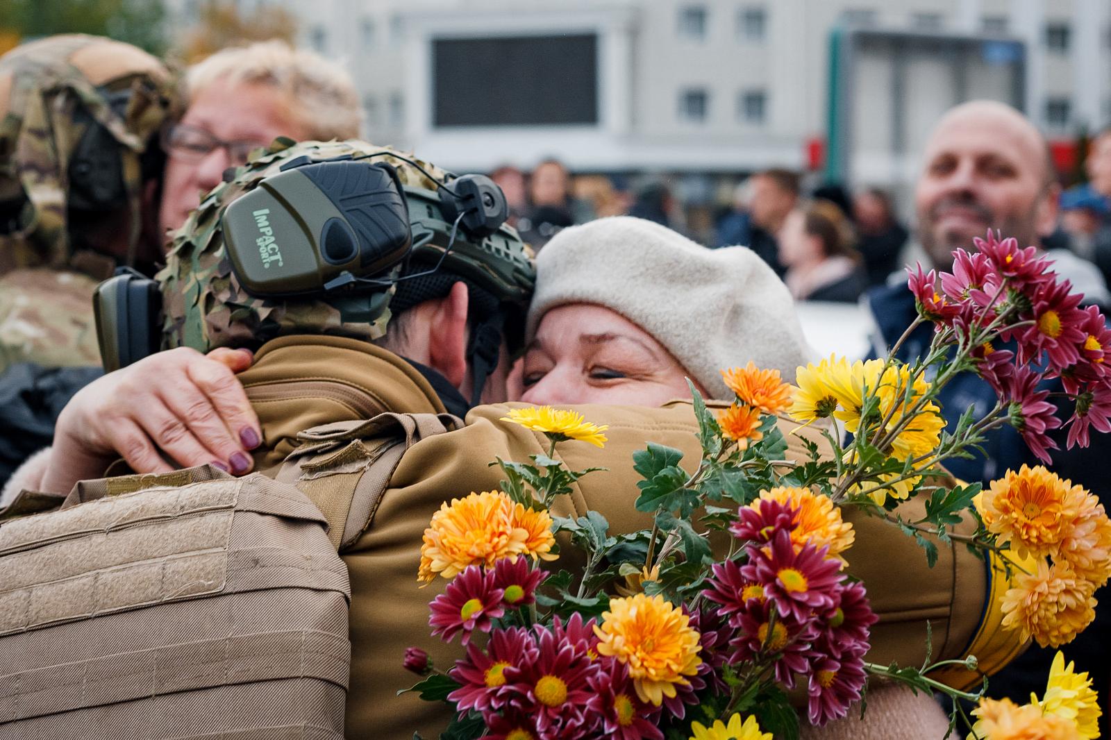 Egy ukrán tüntető tartja a tryzubot, Ukrajna címerét a Szolidaritás Ukrajnával tüntetésen a krakkói Fő piactéren, az ukrajnai orosz invázió 264. napján.