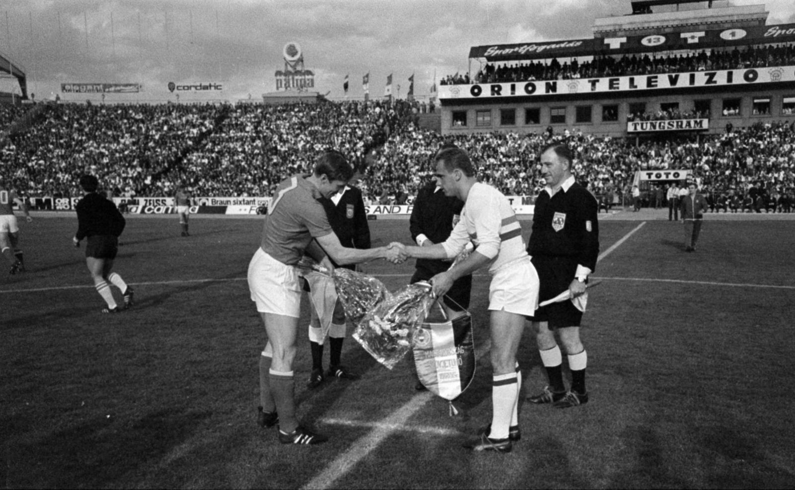 Seszternyov és Mészöly Kálmán csapatkapitány zászlót cserél a Magyarország - Szovjetunió EB mérkőzésen 1968. május 4-én