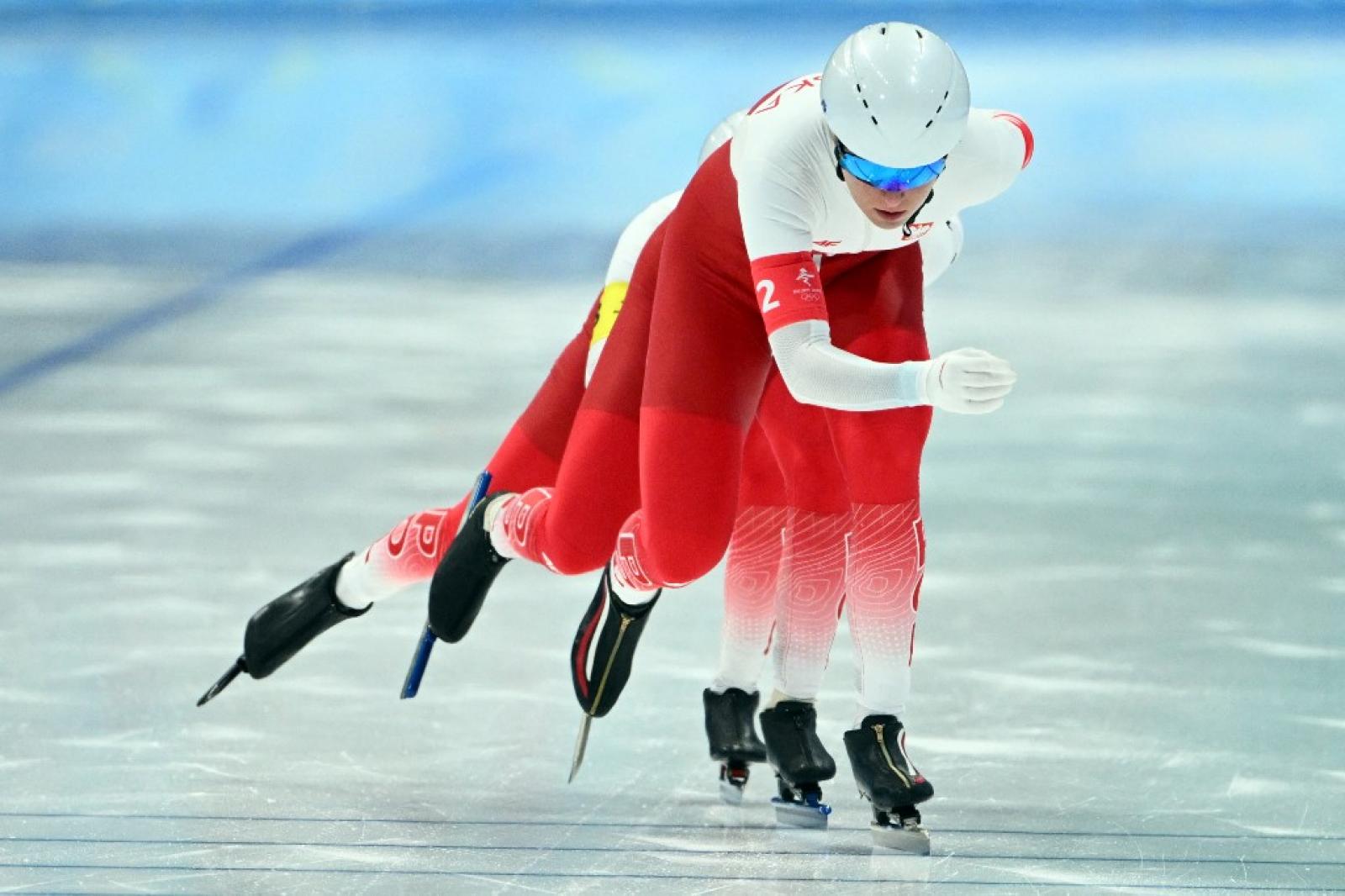 Egy apa az ablakra teszi a kezét, miközben elbúcsúzik a lányától egy evakuáló vonat előtt az odesszai központi pályaudvaron 2022. március 7-én. - Odessza, amely Ukrajnában attól tartanak, hogy Oroszország déli offenzívájának következő célpontja lehet, az 