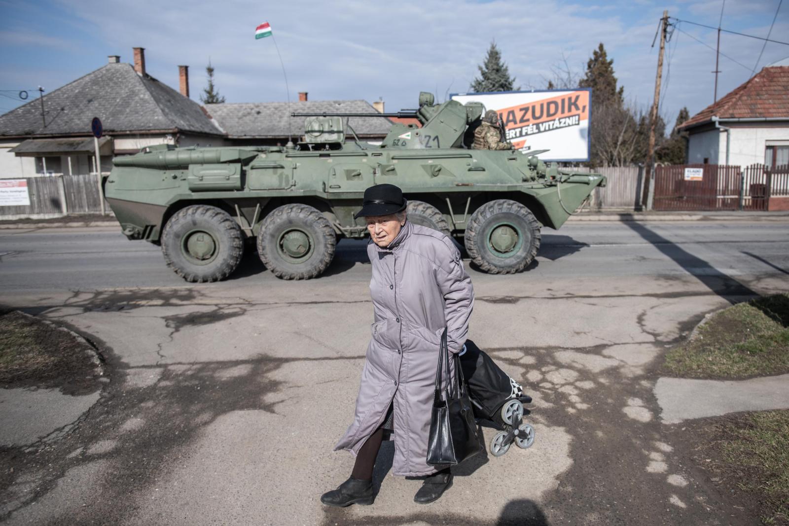 2022. február 25.  A háború kitörését követő napokban katonai egységeket vezényeltek a magyar-ukrán határhoz. A Magyar Honvédség páncélos járműve Vásárosnaményben.