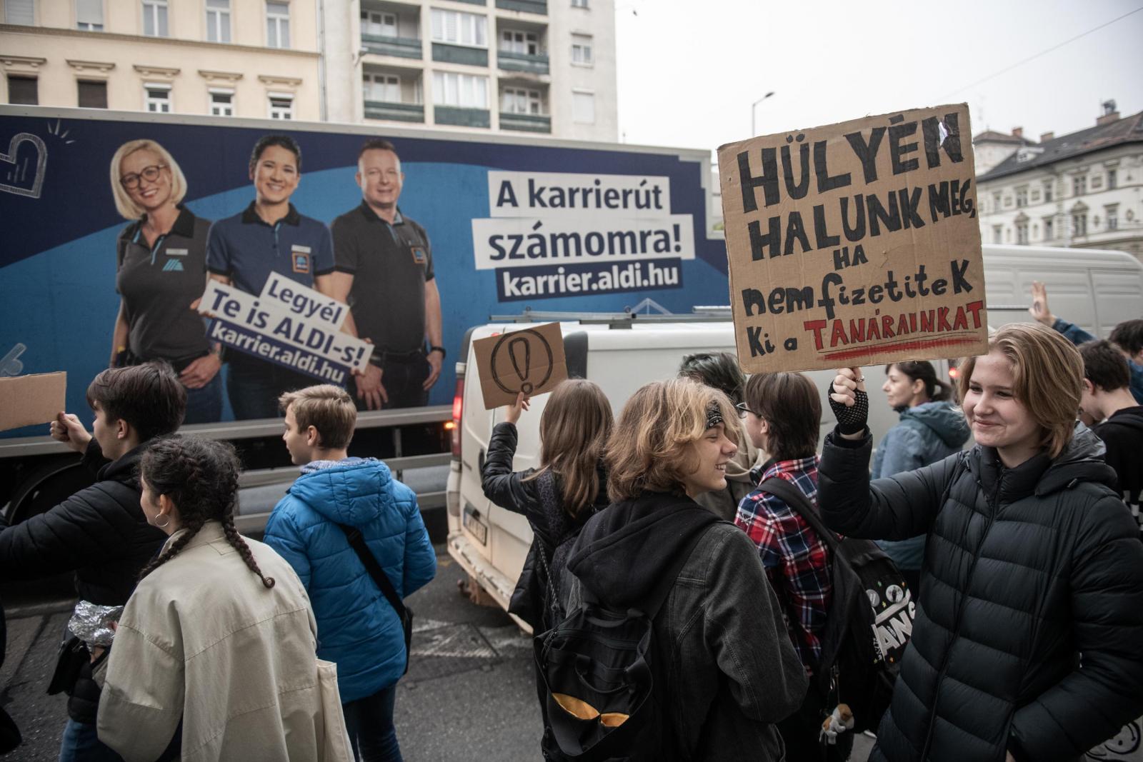 2022. február 25.  A háború kitörését követő napokban katonai egységeket vezényeltek a magyar-ukrán határhoz. A Magyar Honvédség páncélos járműve Vásárosnaményben.