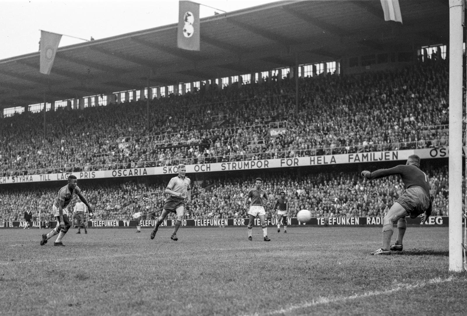 Pelé egyik gólja, 3-1 Brazíliának az 1958-as világbajnokság döntőjében