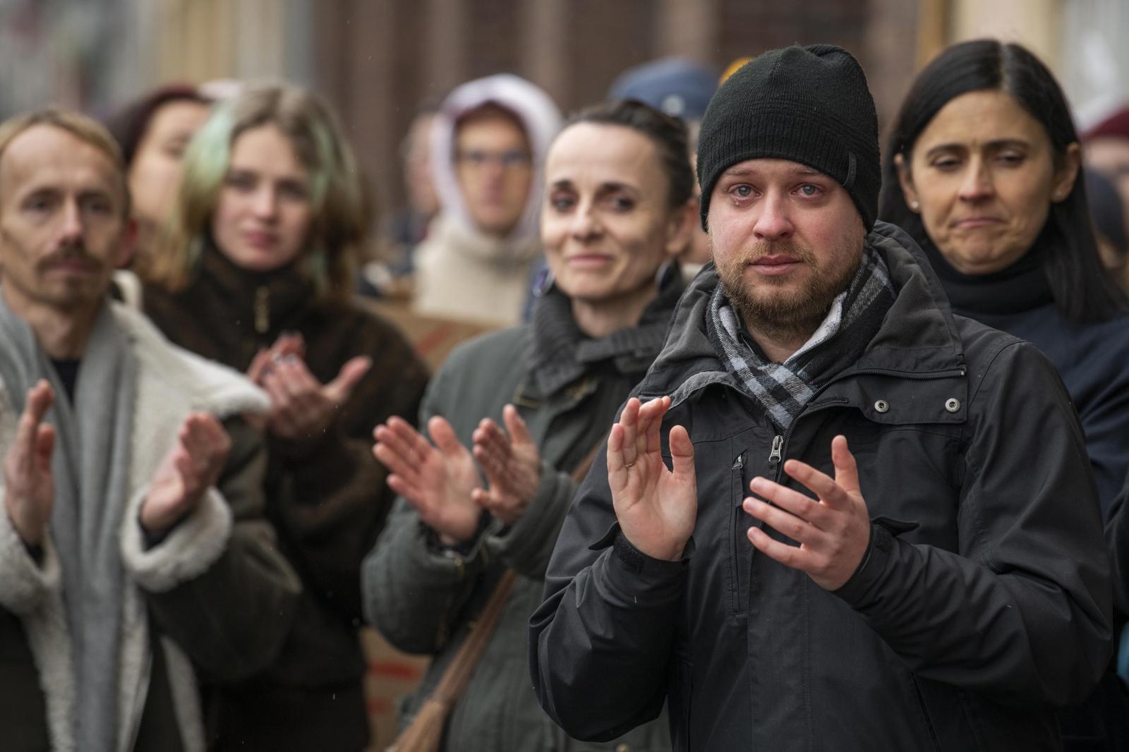 2022. december 2. Tanárok, diákok és szülők vonulnak a Karinthy Gimnáziumtól a Külső-Pesti Tankerület elé. A tüntetésen részt vettek a kirúgott tanárok is, a képen Rábai János aki az év tanára díjat is megkapta