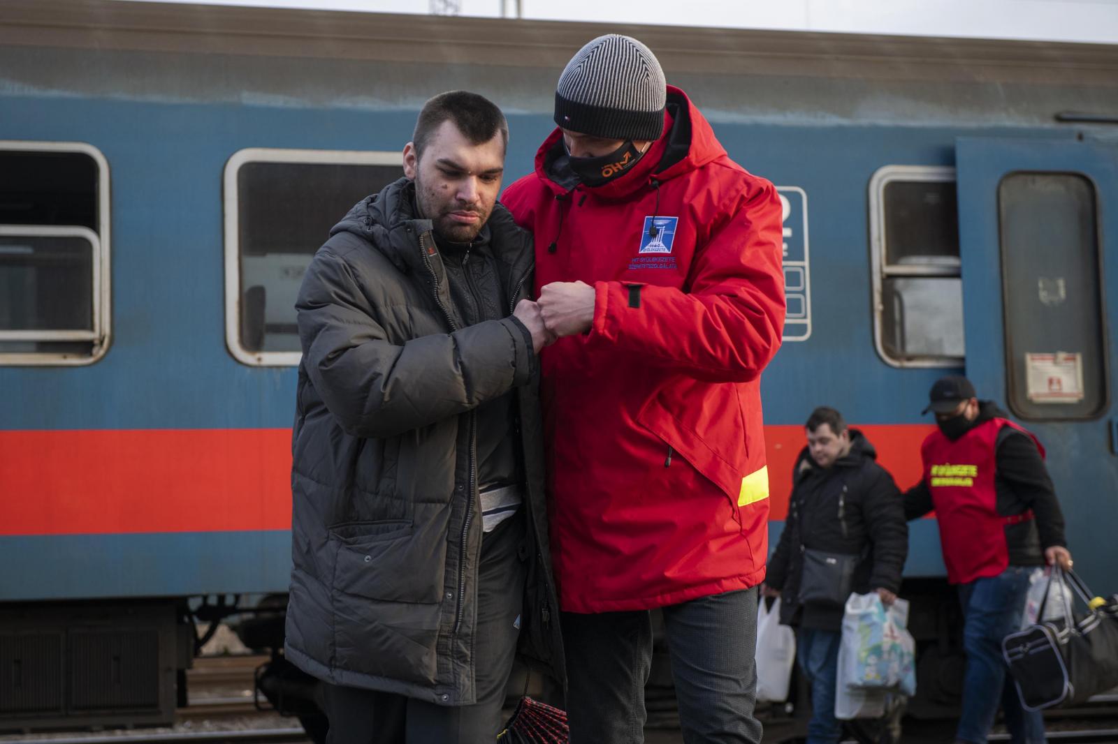 2022. december 2. Tanárok, diákok és szülők vonulnak a Karinthy Gimnáziumtól a Külső-Pesti Tankerület elé. A tüntetésen részt vettek a kirúgott tanárok is, a képen Rábai János aki az év tanára díjat is megkapta