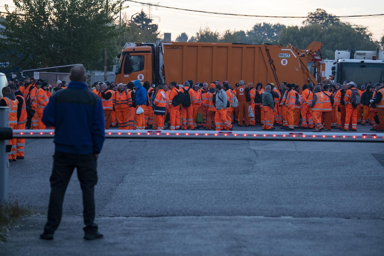 2022. december 2. Tanárok, diákok és szülők vonulnak a Karinthy Gimnáziumtól a Külső-Pesti Tankerület elé. A tüntetésen részt vettek a kirúgott tanárok is, a képen Rábai János aki az év tanára díjat is megkapta