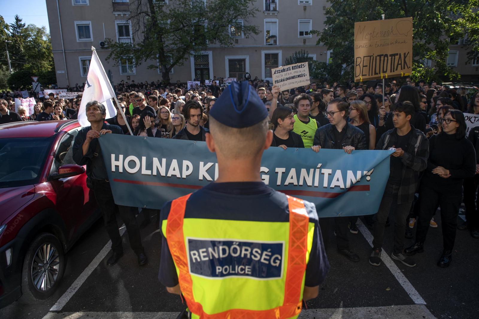 2022. december 2. Tanárok, diákok és szülők vonulnak a Karinthy Gimnáziumtól a Külső-Pesti Tankerület elé. A tüntetésen részt vettek a kirúgott tanárok is, a képen Rábai János aki az év tanára díjat is megkapta