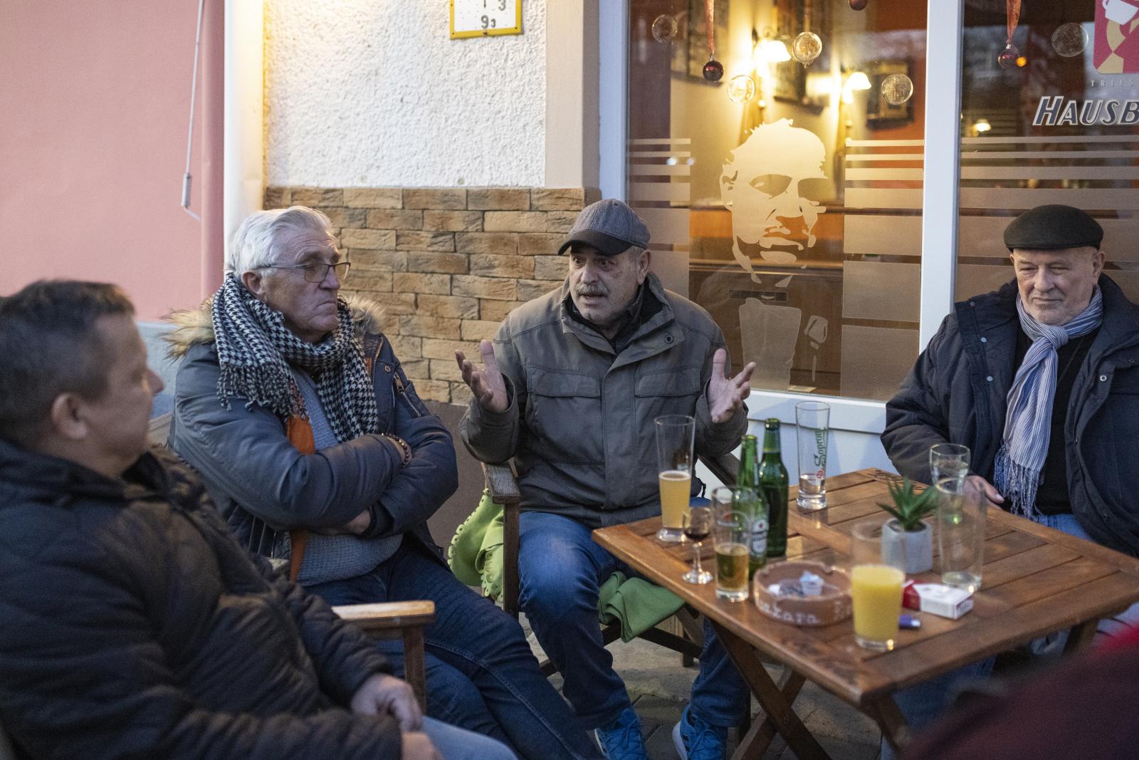 Mohácson egy ivó teraszán így foglalták össze véleményüket: „Milliárdokat beleöltek, ha lebontják, arra megint milliárdok mennek el. Mi értelme ennek?”