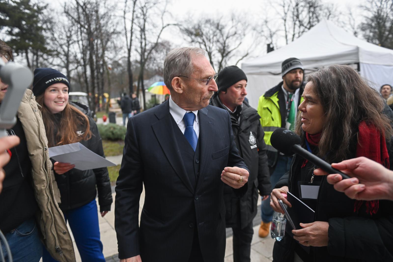 Pintér Sándor Nagy Erzsébettel beszélget, miközben Mihalics Lili átnyújtja a levelet