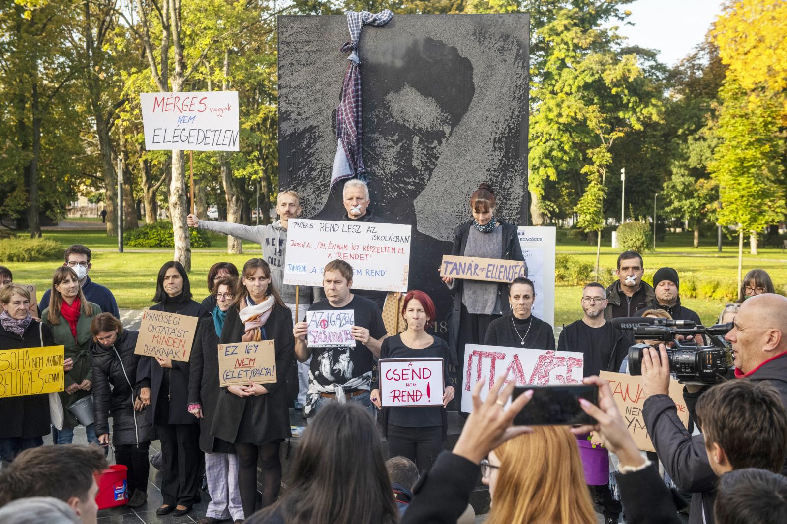 Pauer Gyula szobra kétoldalú:
a fénykép hátoldalából Kossuth Lajos alakja lép ki, amellyel egy
másik korabeli fényképet idéz meg az alkotó. A szabadságharcban elhunyt költő
és a turini remete alakjának montázsa a kultusz agyonhasznált kliséi helyett gondo