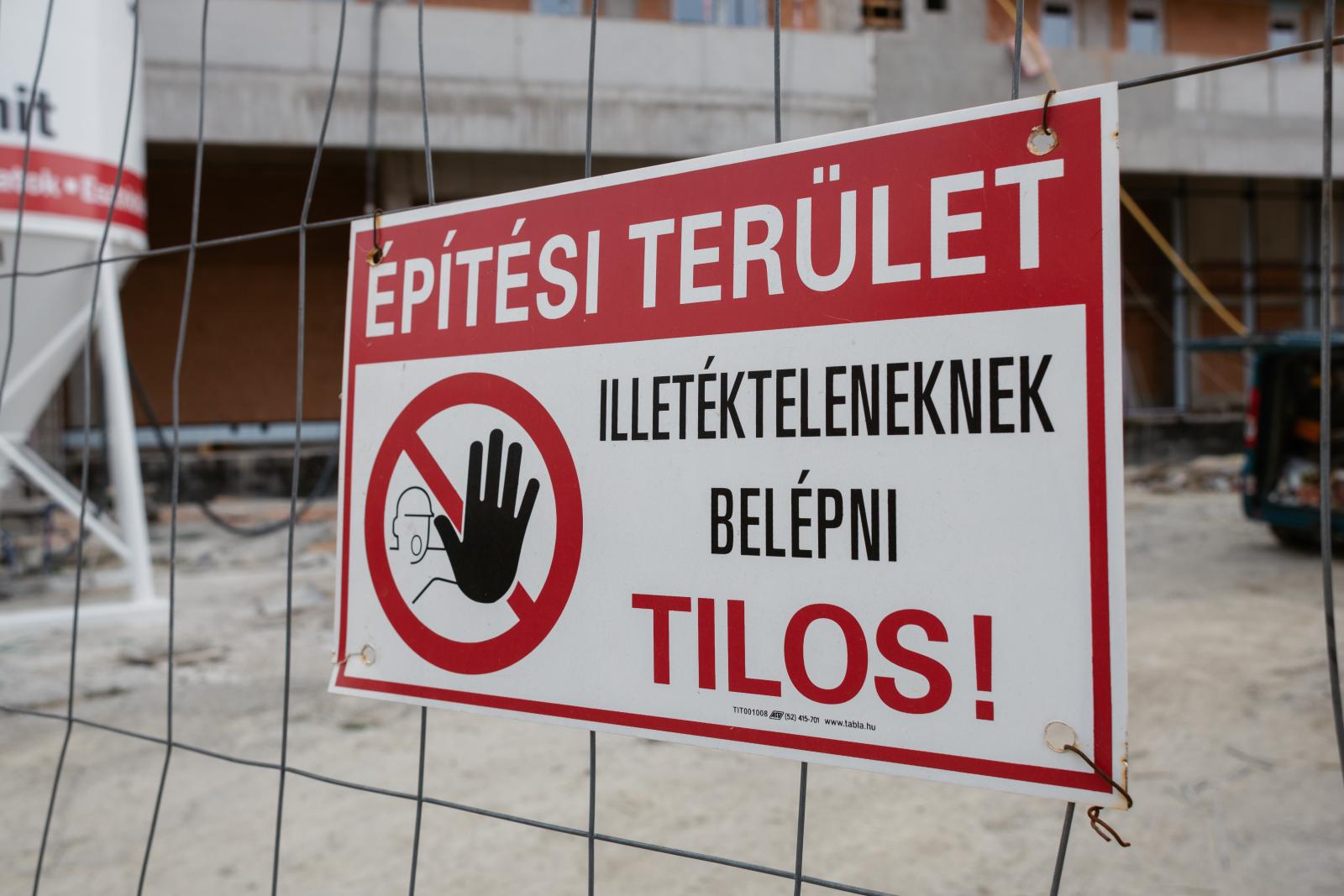 Tragédia Szegeden: 17 éves diákmunkás halálát okozta egy építőipari szeletelőgép