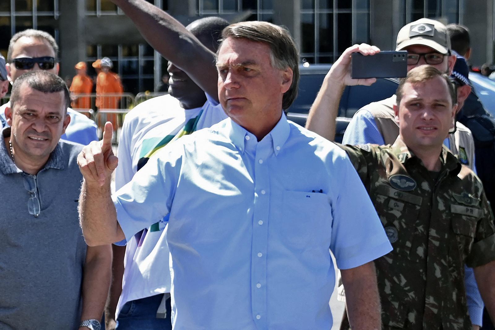 Jair Bolsonaro egy évvel ezelőtt, még elnökként. Mellette jobbra az egyik, állítólag most letartóztatott személyi asszisztense áll