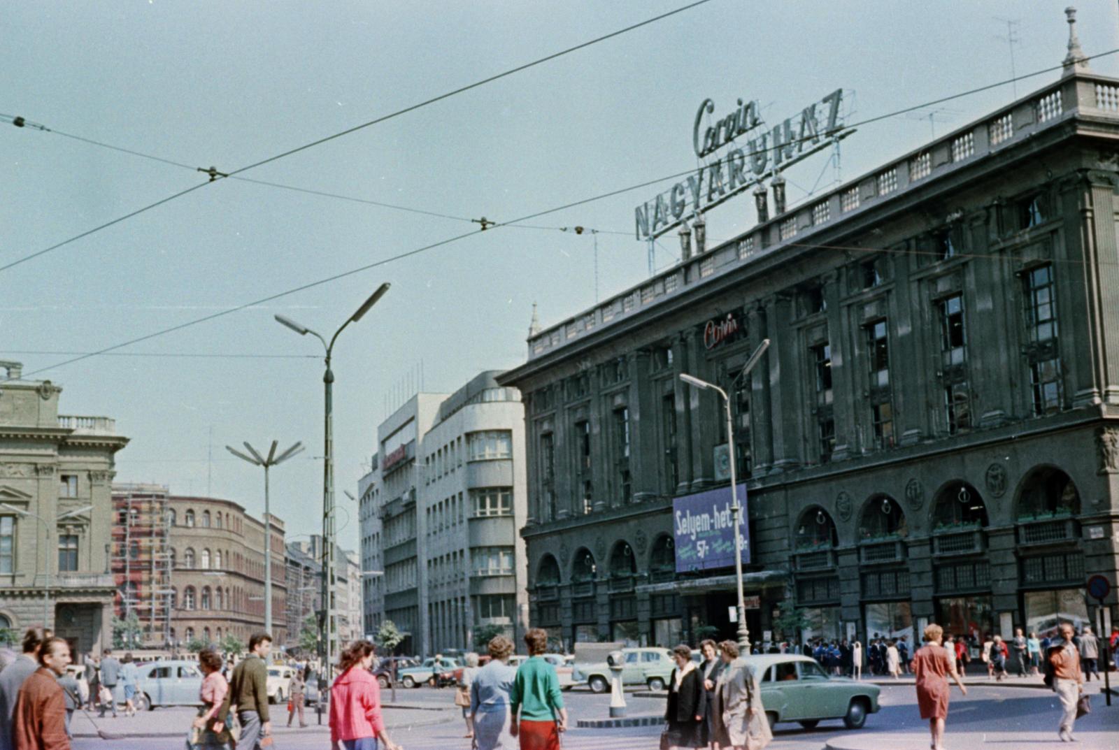 A Corvin Áruház 1960-ban. Az épület az 1956-os forradalom idején súlyosan megsérült