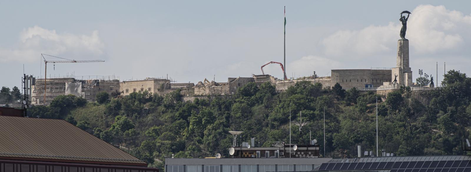 Távolról láthatók a Citadellán folyó építkezés elemei – az időtartama és a végső összeg távolról sem