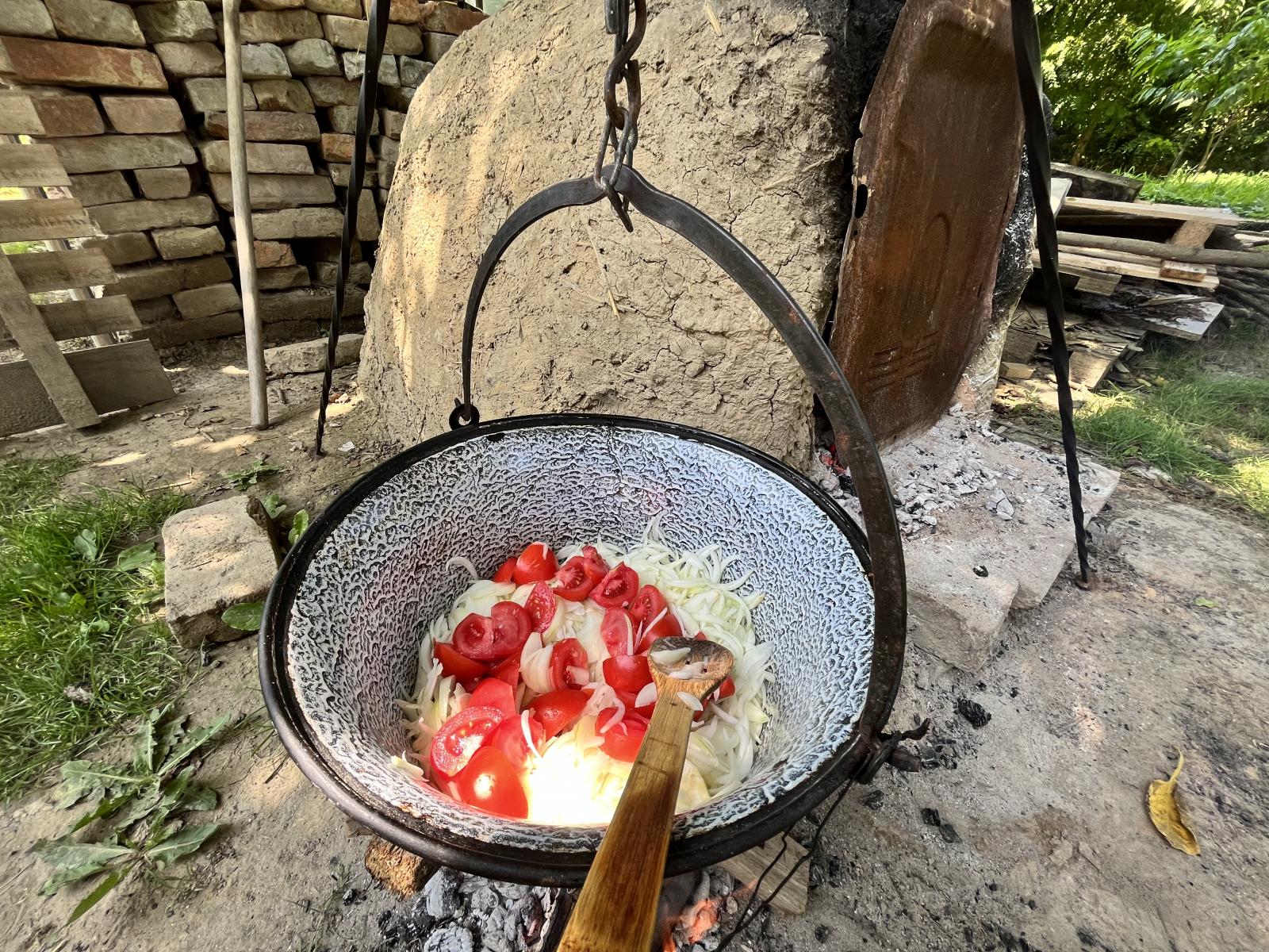 Így főznek a beások: lecsó készül bográcsban