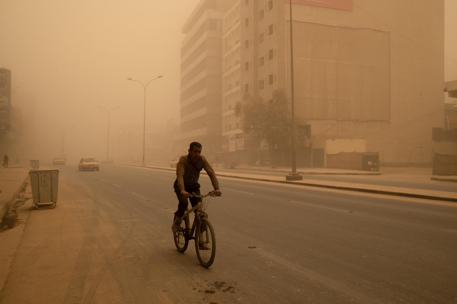 2023. július 5-én egy hal csontváza Chibayishnál egy kiszáradt mocsárnál Irak déli tartományában.