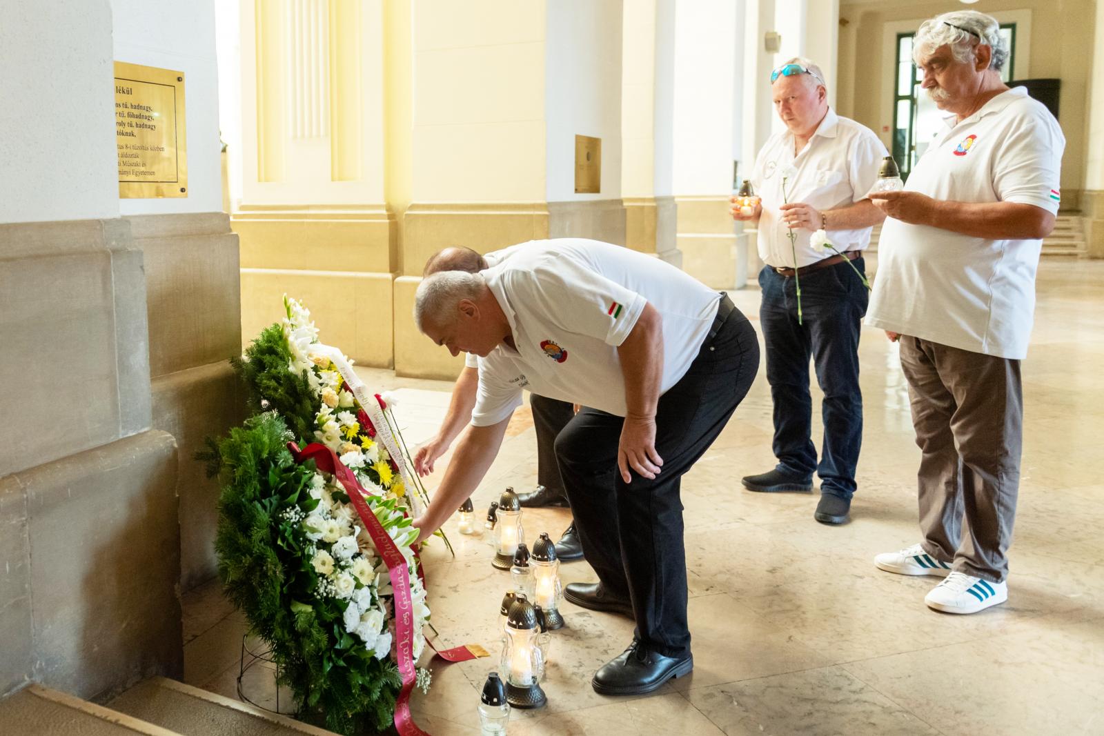 Kedden dél­előtt a Fővárosi Katasztrófavédelmi Igazgatóság emlékezett itt, délután külön a szakszervezet és az alapítvány