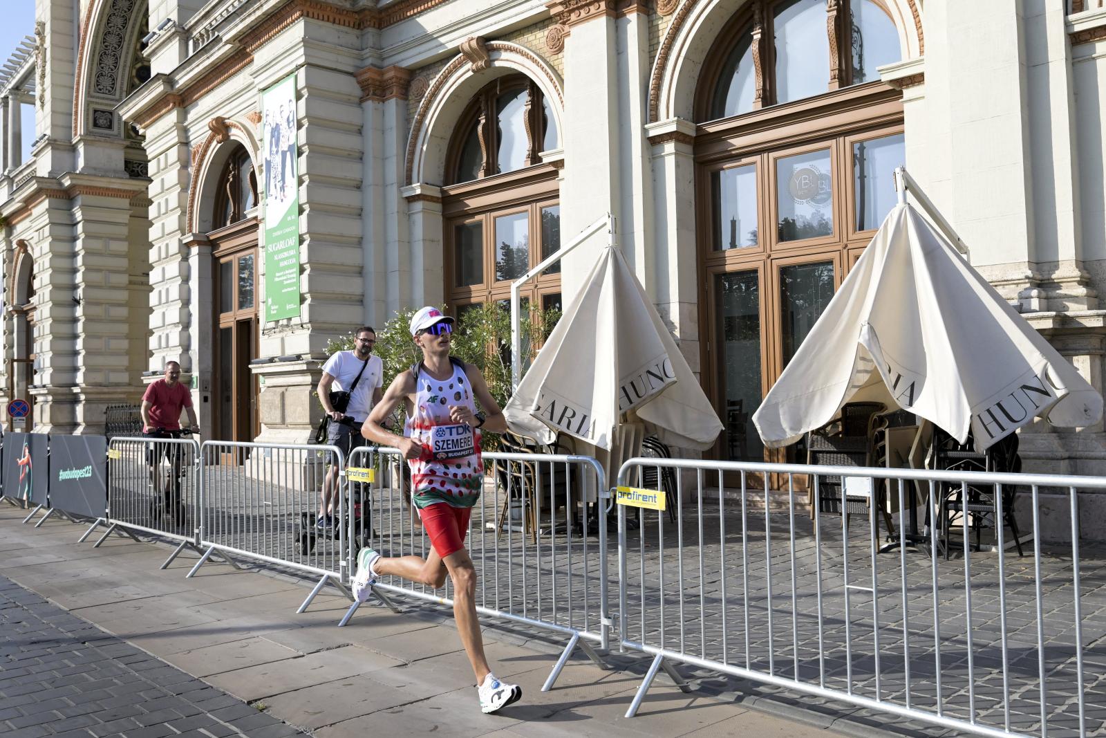 Szemerei Levente versenyez a férfi maratonfutásban a budapesti atlétikai világbajnokságon a Várkert Bazárnál